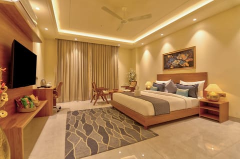 Bed, TV and multimedia, Living room, Photo of the whole room, Seating area, Bedroom