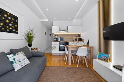 TV and multimedia, Kitchen or kitchenette, Living room, Seating area, Dining area, oven, stove, toaster