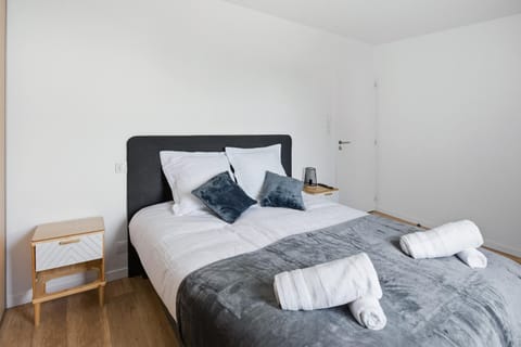 Bed, Photo of the whole room, Bedroom, towels