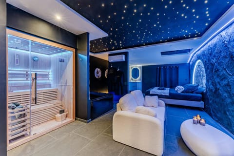 Bed, Hot Tub, Sauna, Living room, Photo of the whole room, Bedroom