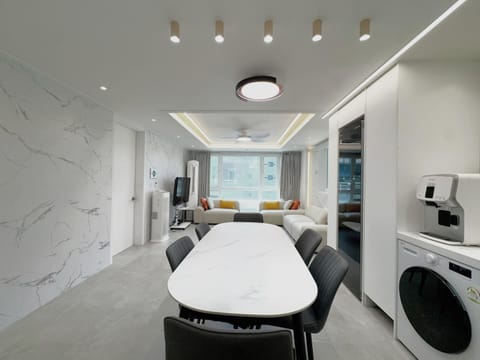 TV and multimedia, Kitchen or kitchenette, Living room, Seating area, Dining area, Evening entertainment, minibar, oven, pet friendly, toaster, washing machine, dryer