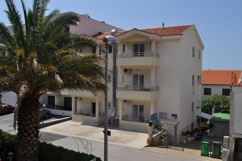 Property building, Day, Neighbourhood, Street view, Location