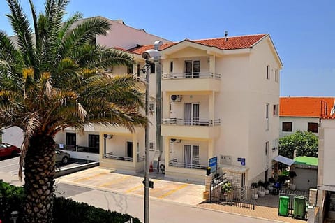 Property building, Day, Neighbourhood, Summer, Street view, Location