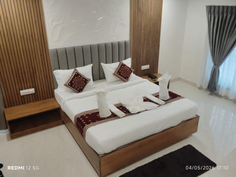 Bed, Photo of the whole room, towels
