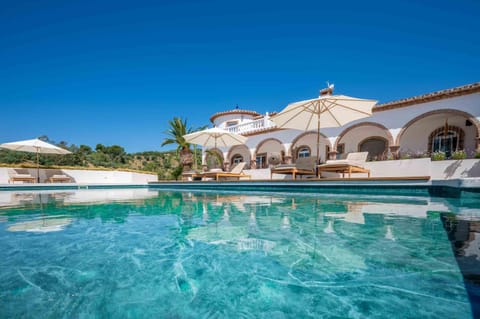 Swimming pool, sunbed