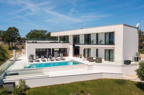 Property building, Pool view, Swimming pool, sunbed