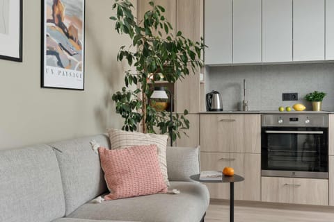 Coffee/tea facilities, Kitchen or kitchenette, Seating area, stove