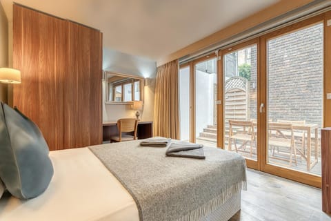 Photo of the whole room, Bedroom
