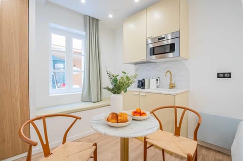 Kitchen or kitchenette, Dining area