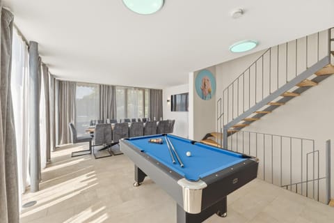 Billiard, Game Room, Balcony/Terrace, Balcony/Terrace, Living room, Seating area, Dining area, Lake view, Lake view