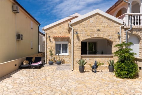 Property building, Patio, Day, Garden, sunbed