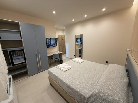 Bed, TV and multimedia, Photo of the whole room, Bedroom, minibar, wardrobe