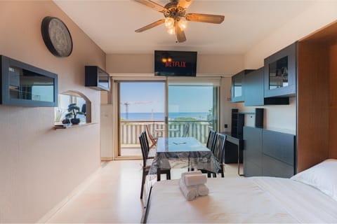Communal lounge/ TV room, Bed, TV and multimedia, Kitchen or kitchenette, Dining area, Bedroom, Sea view