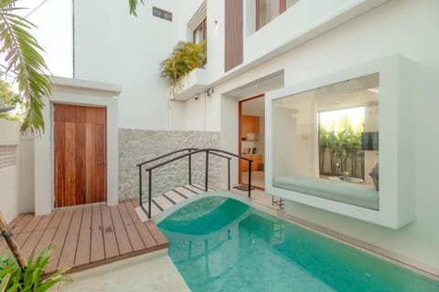 Property building, Balcony/Terrace, Pool view, Swimming pool, Swimming pool