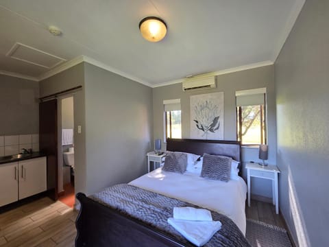 Kitchen or kitchenette, Photo of the whole room, air conditioner