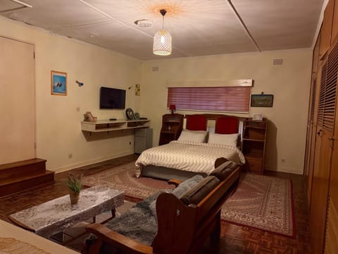 Bed, Photo of the whole room, Seating area, Bedroom