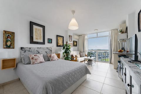Bed, TV and multimedia, View (from property/room), Photo of the whole room, Bedroom