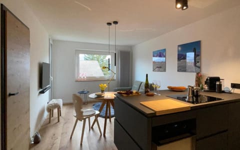 TV and multimedia, Kitchen or kitchenette, Living room, Dining area, Mountain view