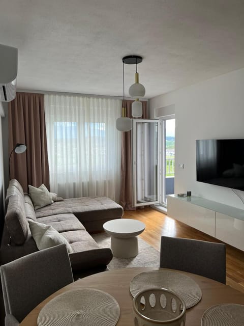 TV and multimedia, Living room, Photo of the whole room, Seating area, Evening entertainment
