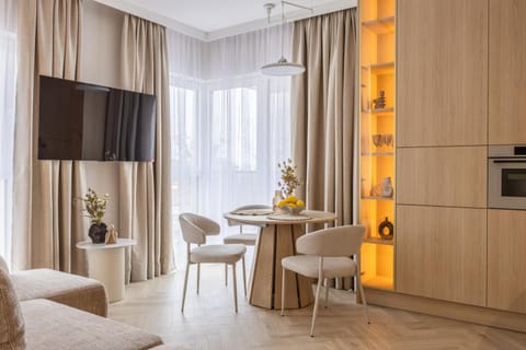 TV and multimedia, Kitchen or kitchenette, Living room, Seating area, Dining area