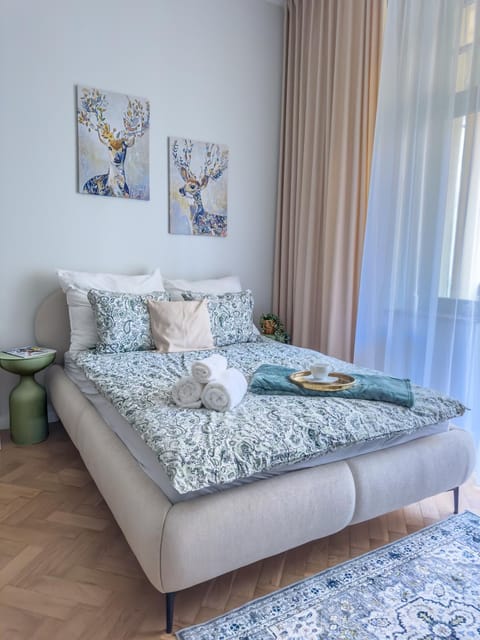 Bed, Photo of the whole room, Seating area, Bedroom