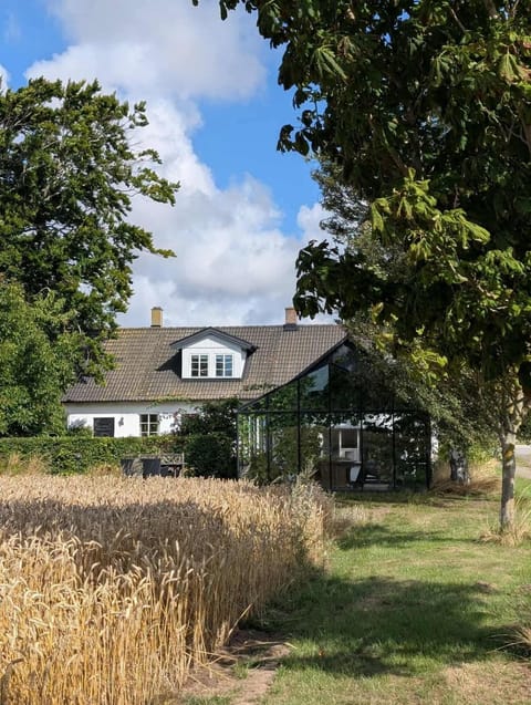 Property building, Day, Natural landscape, Garden, Garden view