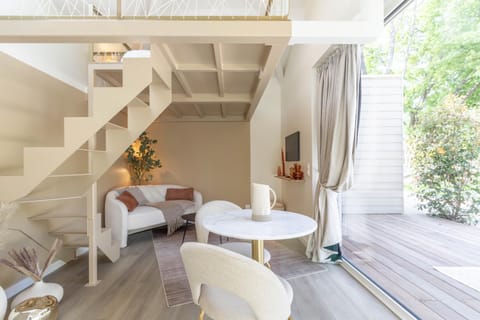 View (from property/room), Balcony/Terrace, Living room, Dining area