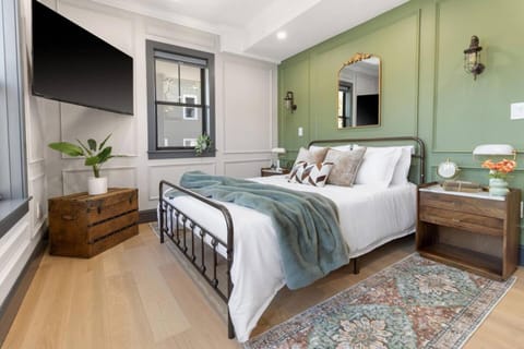 Bed, TV and multimedia, Photo of the whole room, Bedroom