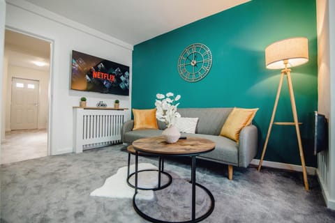 TV and multimedia, Kitchen or kitchenette, Living room, Seating area, Dining area