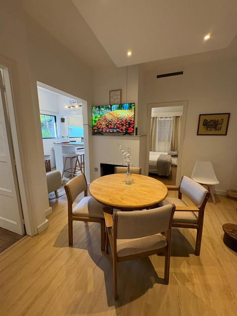 TV and multimedia, Living room, Seating area, Dining area