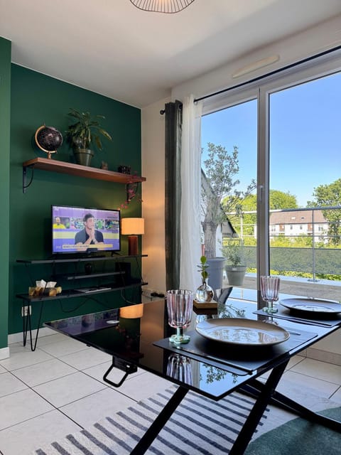 Communal lounge/ TV room, TV and multimedia, Living room, Seating area, Dining area