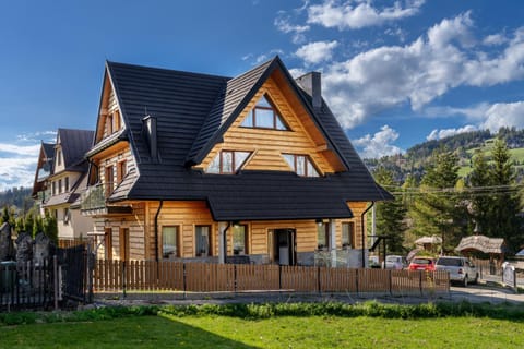 Property building, Spring, Day, Neighbourhood, Natural landscape, Street view, Parking