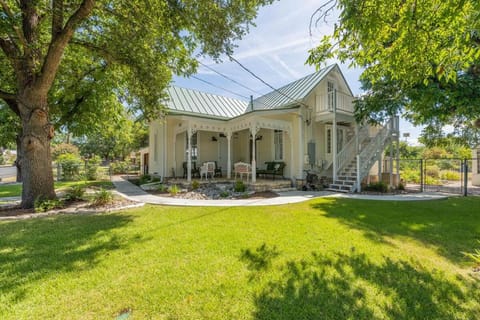 Property building, Spring, Day, Garden