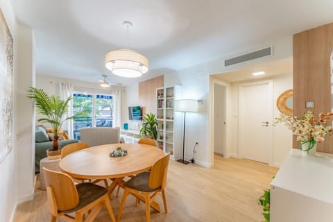 TV and multimedia, Living room, Seating area, Dining area, air conditioner