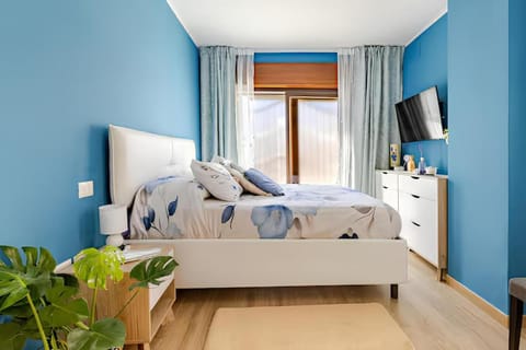 Bed, TV and multimedia, Bedroom