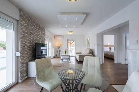 TV and multimedia, Living room, Dining area, air conditioner