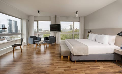 Bed, TV and multimedia, View (from property/room), Bedroom