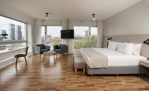 Bed, TV and multimedia, View (from property/room), Bedroom