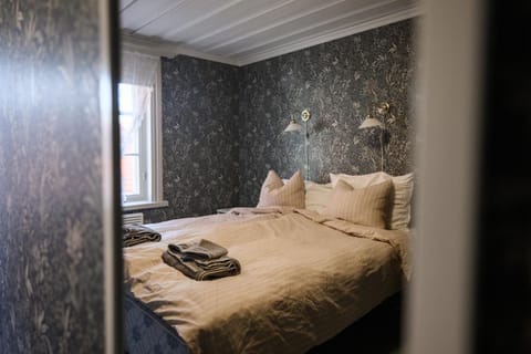 Bed, towels