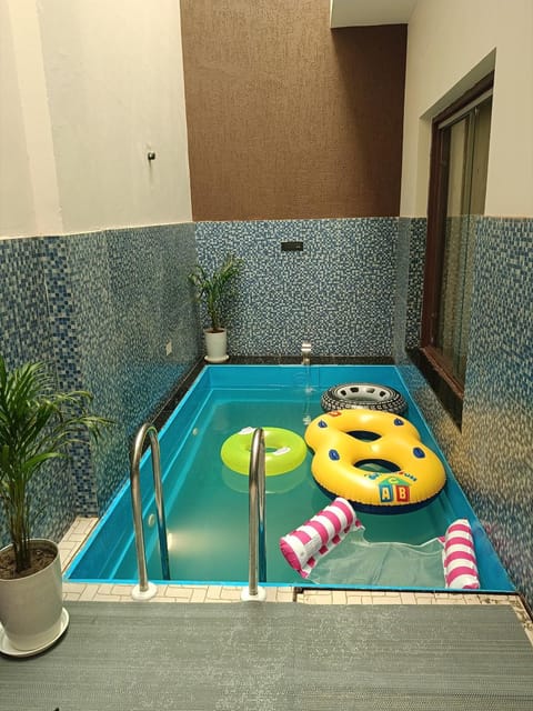 Swimming pool, Swimming pool