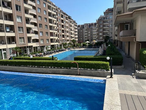 Property building, Day, Swimming pool, sunbed