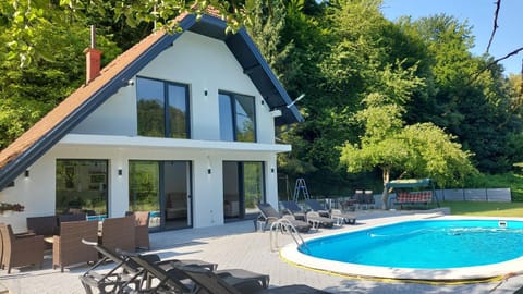 Property building, Balcony/Terrace, Swimming pool
