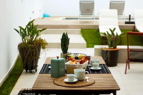 Food and drinks, Dining area, Food, Pool view, Swimming pool, Meals, Breakfast