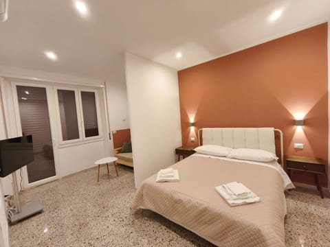 Bed, TV and multimedia, Living room, Photo of the whole room, Seating area, Bedroom, towels, air conditioner