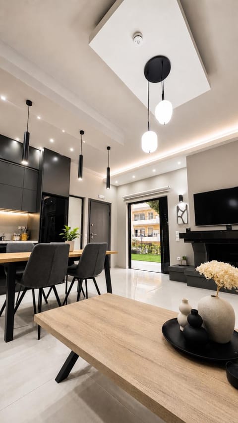 Communal lounge/ TV room, TV and multimedia, Living room, Seating area, Dining area