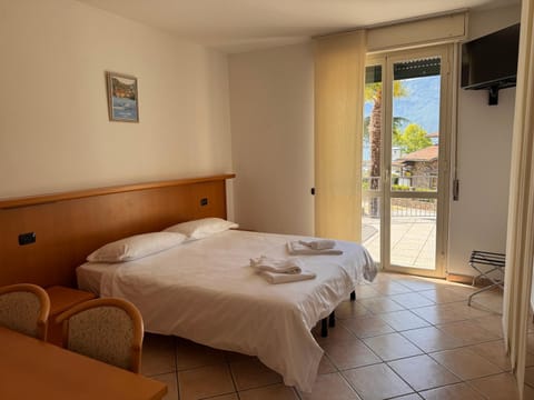 Bed, TV and multimedia, Bedroom, towels