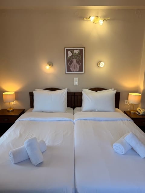 Bed, Bedroom, towels
