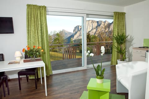 Balcony/Terrace, Bedroom, Mountain view