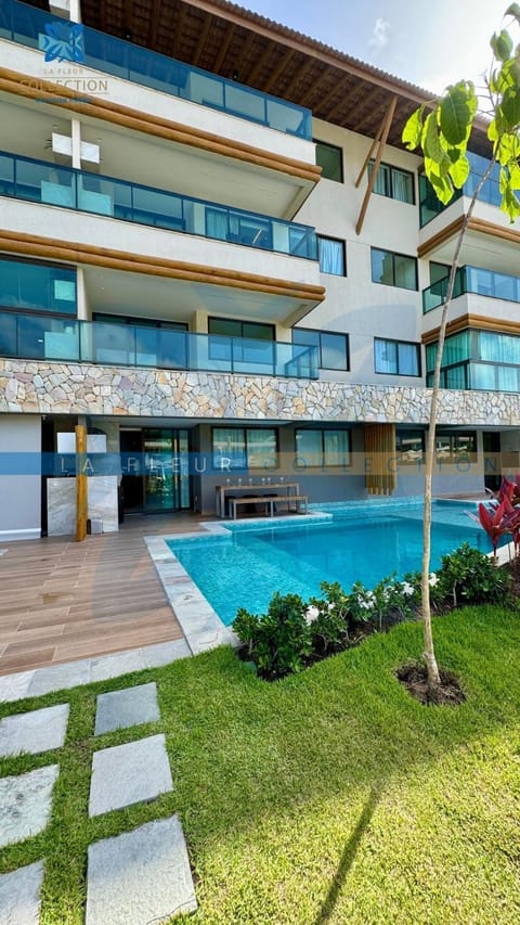 Facade/entrance, Swimming pool