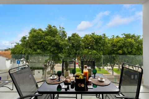View (from property/room), Balcony/Terrace, Food and drinks, Dining area, City view, Garden view, River view, Sea view, Meals